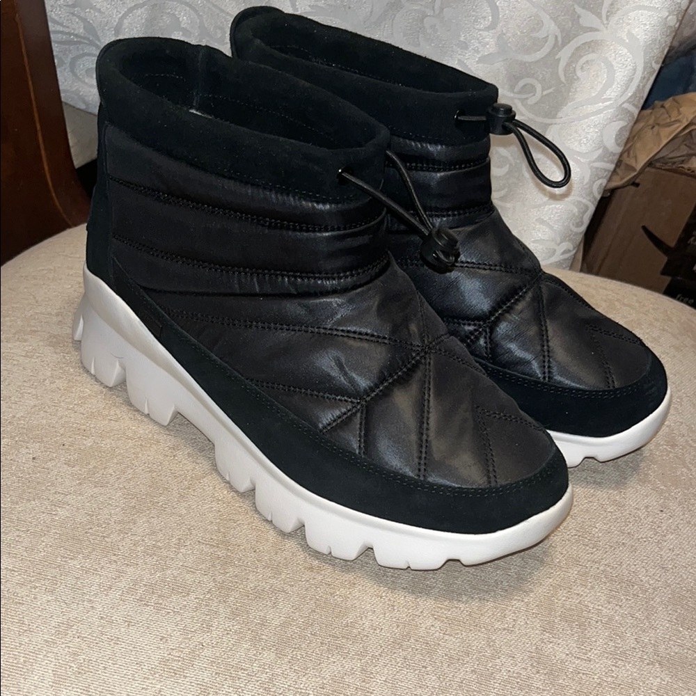 UGG Centara 1095430 Black Ankle Boots size 7.5 New